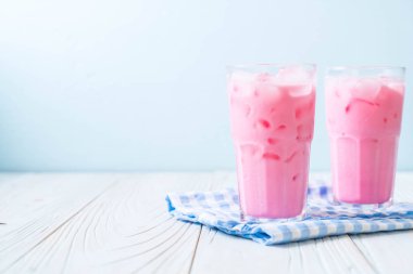 pembe çilek milkshake ahşap üzerine