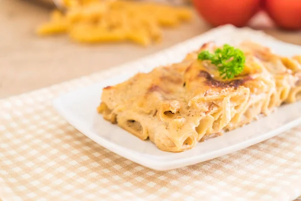 Penne Pasta Met Kaas Ham Italiaans Eten Stijl Gebakken — Stockfoto