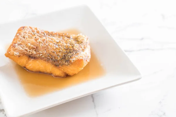 Pescado Pargo Frito Con Salsa Pescado Plato Blanco — Foto de Stock