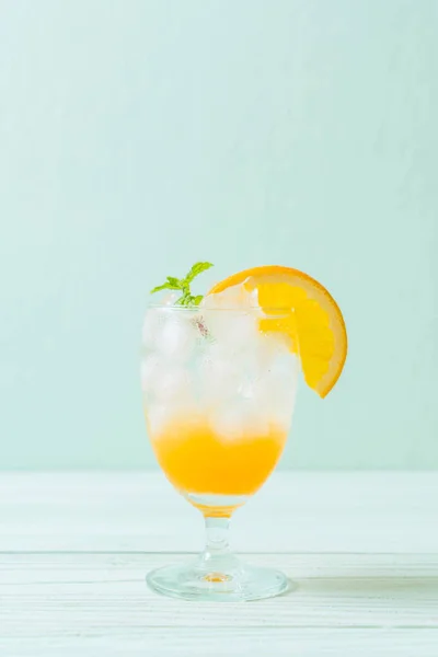 Suco Laranja Com Refrigerante Mesa Madeira — Fotografia de Stock