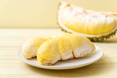 Ahşap zemin üzerinde taze Durian meyvesi