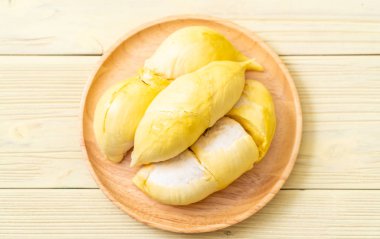 Ahşap zemin üzerinde taze Durian meyvesi