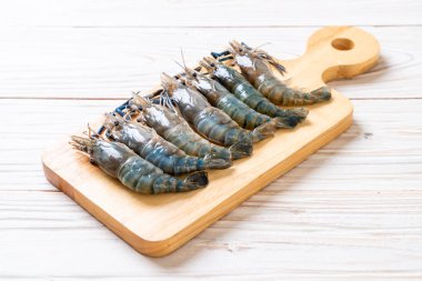 kesme tahtası üzerinde taze mavi karides