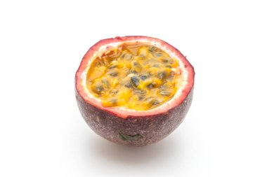 Beyaz arkaplanda taze tutku meyvesi izole