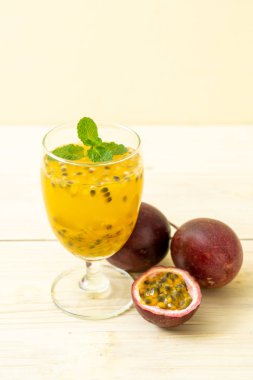 taze ve buzlu meyve suyu - sağlıklı içecek