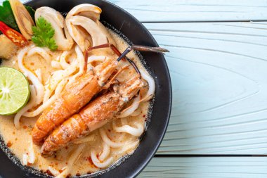 Baharatlı karides udon ramen noodle (Tom Yum Goong) - Japon füzyon gıda tarzı