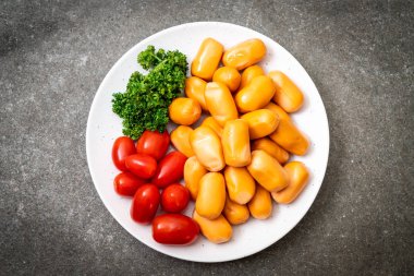 domuz eti kokteyl sosisi plaka üzerinde