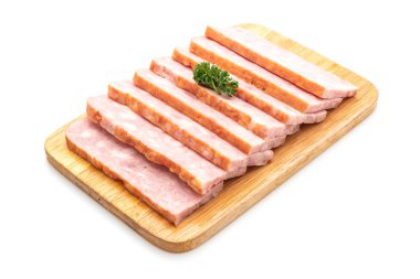 Beyaz arka planda dilimlenmiş pastırma ızgarası.