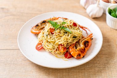 ızgara karides ve domates - İtalyan Füzyon gıda tarzı ile tavada kızartılmış spagetti