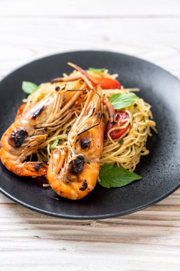 ızgara karides ve domates - İtalyan Füzyon gıda tarzı ile tavada kızartılmış spagetti