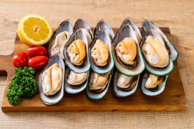 malzemelerle ahşap tahta üzerinde taze midye