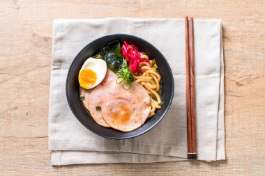 Baharatlı miso udon ramen noodle ile domuz eti - Japon gıda tarzı