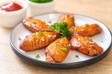 Beyaz susamlı ızgara tavuk kanadı.