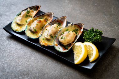 Peynirli taze midye.