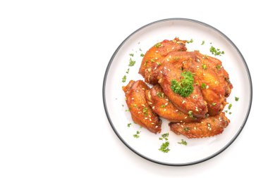 pişmiş Barbekü tavuk kanadı ile Beyaz Susam beyaz arka plan üzerinde izole