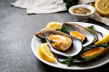 deniz ürünleri midye maydanoz ve limon ile