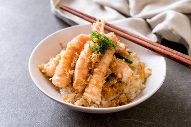 kızarmış karides tempura üzerinde beyaz surat - Japon yemekleri stil tepesinde
