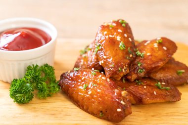 Beyaz susamlı ızgara tavuk kanadı.