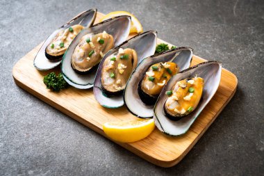 deniz ürünleri midye limon ve sarımsak ile