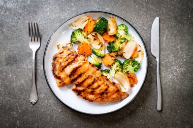 çukurunu tavuk göğsü biftek sebze (brokoli, havuç, soğan ile)