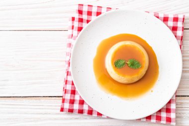 Naneli ev yapımı karamel kremalı puding.