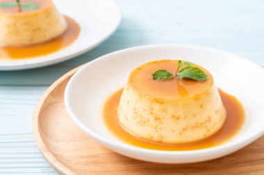 Naneli ev yapımı karamel kremalı puding.