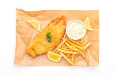 Balık ve cips beyaz arka plan üzerinde izole patates kızartması ile