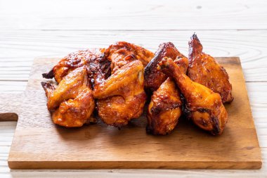 Masada ızgara ve ızgara tavuk.