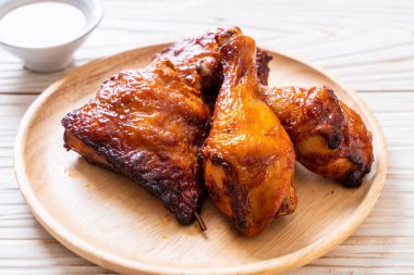 Masada ızgara ve ızgara tavuk.