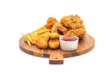 Beyaz arka plan üzerinde izole kızarmış tavuk patates kızartması ve nuggets yemek (abur cubur ve sağlıksız yiyecek)