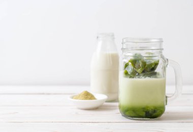 Matcha yeşil çay buzlu cam sütlü