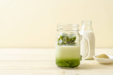 Matcha yeşil çay buzlu cam sütlü