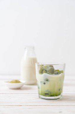 Matcha yeşil çay buzlu cam sütlü