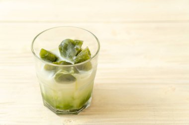 Matcha yeşil çay buzlu cam sütlü