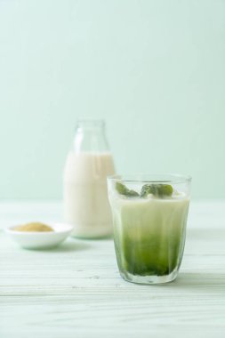 Matcha yeşil çay buzlu cam sütlü