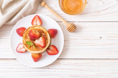 taze çilek ile sufle gözleme