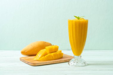 taze mango smoothies - sağlıklı yiyecek ve içecek konsepti
