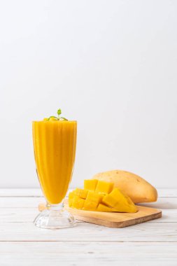 taze mango smoothies - sağlıklı yiyecek ve içecek konsepti