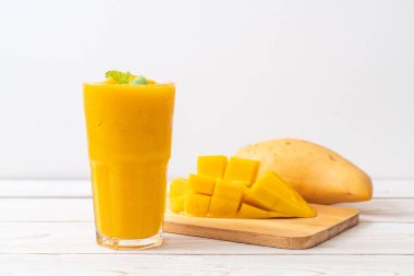 taze mango smoothies - sağlıklı yiyecek ve içecek konsepti