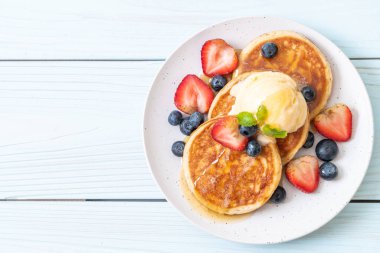 Yabanmersinli gözleme, çilek, bal ve vanilyalı dondurma.