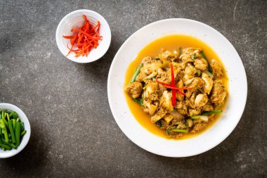 Fried yengeç ile toz köri - Tayland mutfağı