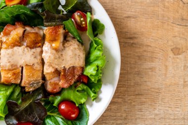 ızgara tavuk salata sebze - sağlıklı gıda tarzı ile