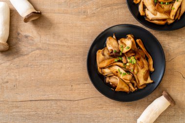 İstiridye soslu kızarmış kral istiridye mantarı. Sağlıklı, vejetaryen ya da vejetaryen yemek tarzı.