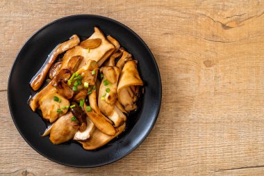 İstiridye soslu kızarmış kral istiridye mantarı. Sağlıklı, vejetaryen ya da vejetaryen yemek tarzı.