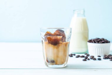 ahşap masa üzerinde sütlü kahve buz küpleri