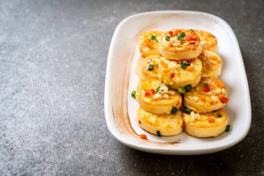 Sahanda yumurta yumuşak tofu sarımsak - sağlıklı, vegan ve sebze gıda tarzı