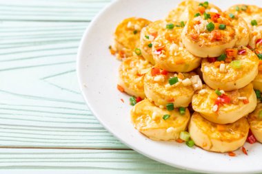 Sahanda yumurta yumuşak tofu sarımsak - sağlıklı, vegan ve sebze gıda tarzı