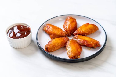 Barbekü tavuk kanadı sosu ile