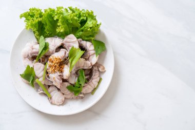 Soslu ve sebzeli haşlanmış balık sosu.