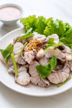 Soslu ve sebzeli haşlanmış balık sosu.